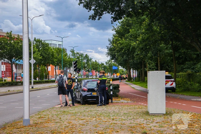 Automobilist raakt macht over stuur kwijt en ramt verkeerslicht