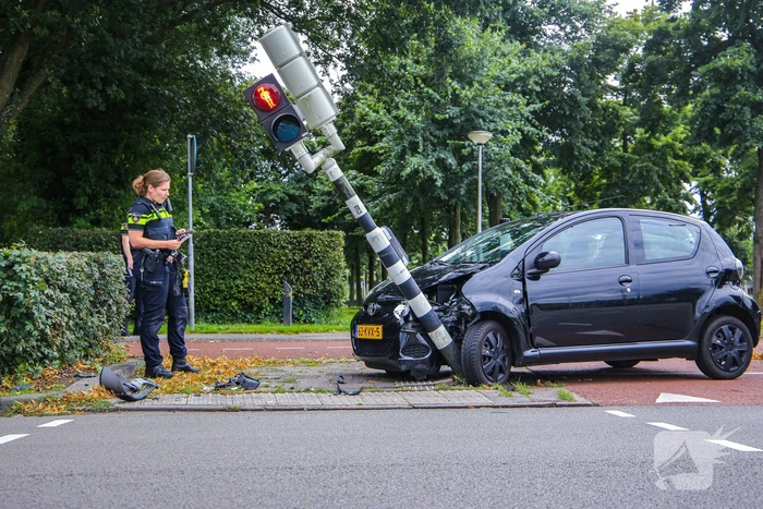 Automobilist raakt macht over stuur kwijt en ramt verkeerslicht