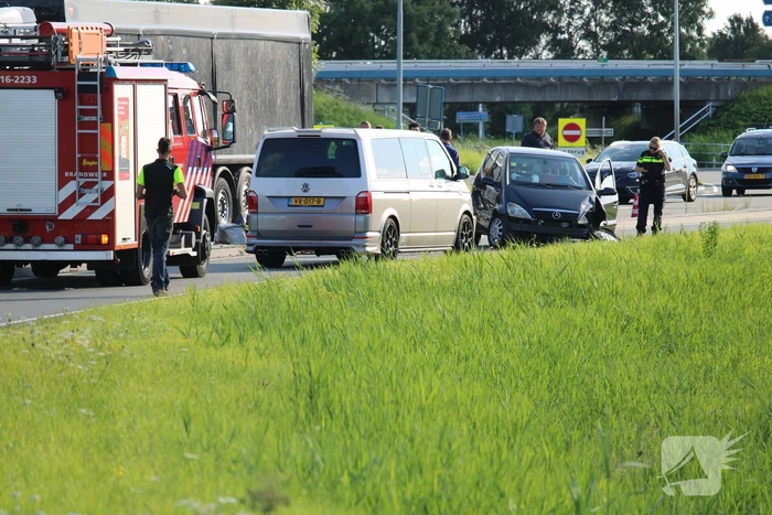 Auto raak lantaarnpaal en komt tot stilstand op andere weghelft