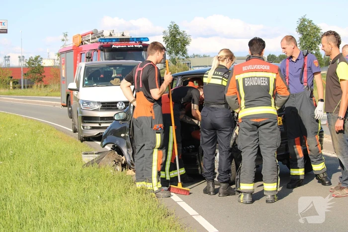 Auto raak lantaarnpaal en komt tot stilstand op andere weghelft