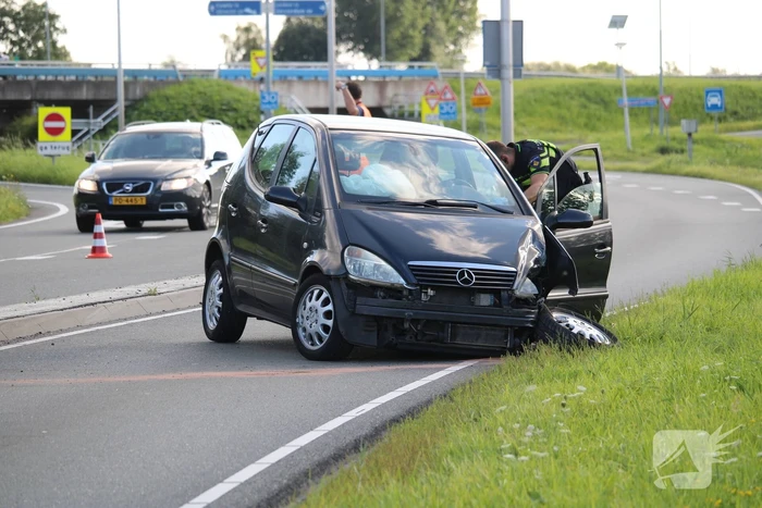 Auto raak lantaarnpaal en komt tot stilstand op andere weghelft
