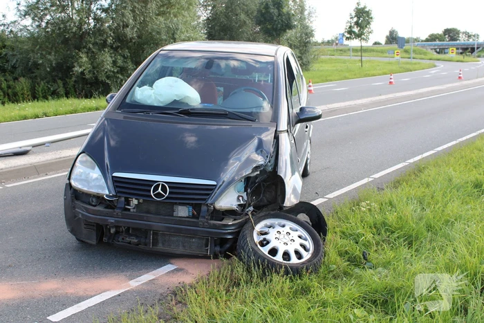 Auto raak lantaarnpaal en komt tot stilstand op andere weghelft