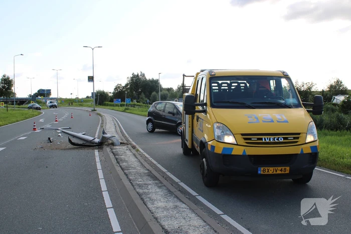 Auto raak lantaarnpaal en komt tot stilstand op andere weghelft