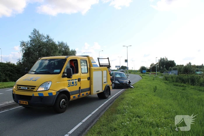 Auto raak lantaarnpaal en komt tot stilstand op andere weghelft