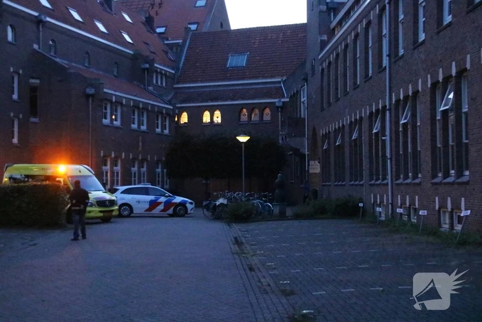 Politie zoekt naar verdachte na steekpartij