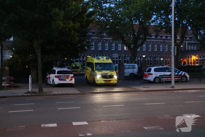 Politie zoekt naar verdachte na steekpartij