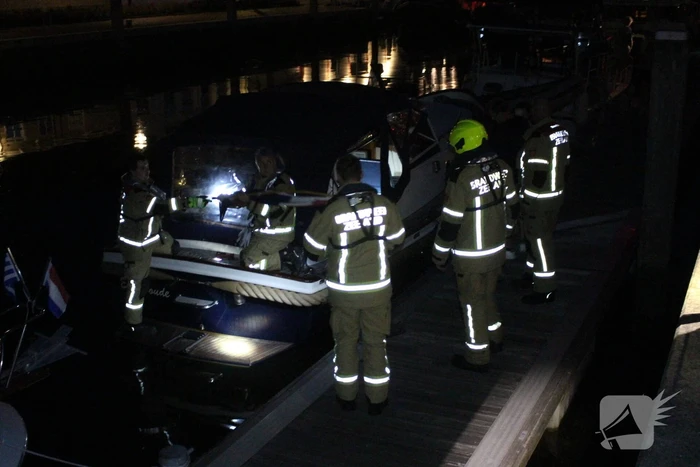 Brandweer doet onderzoek bij zinkende motorboot
