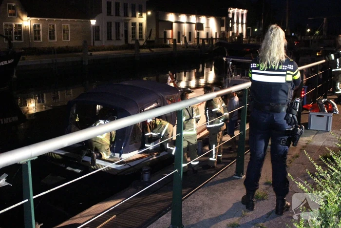 Brandweer doet onderzoek bij zinkende motorboot