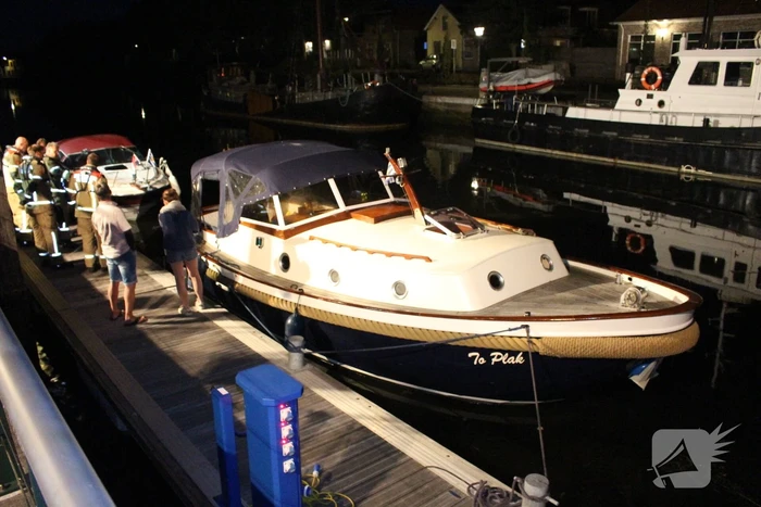 Brandweer doet onderzoek bij zinkende motorboot