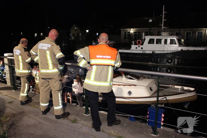 Brandweer doet onderzoek bij zinkende motorboot