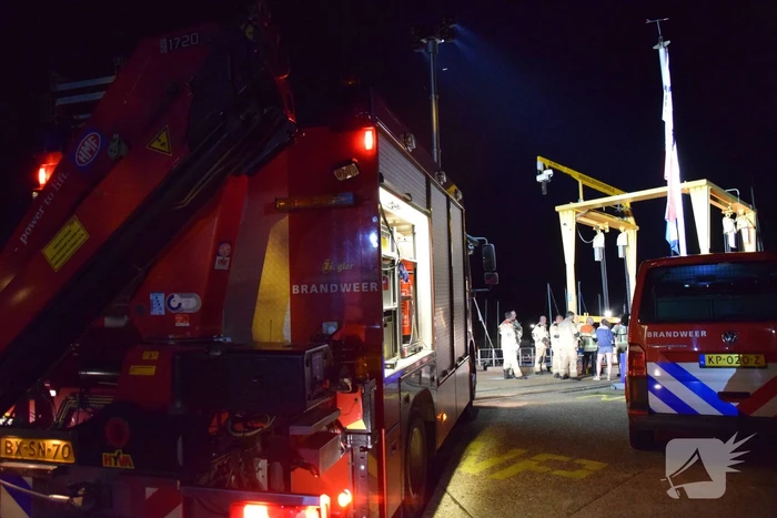 Brandweer doet onderzoek bij zinkende motorboot