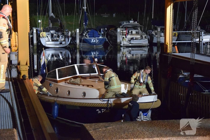Brandweer doet onderzoek bij zinkende motorboot