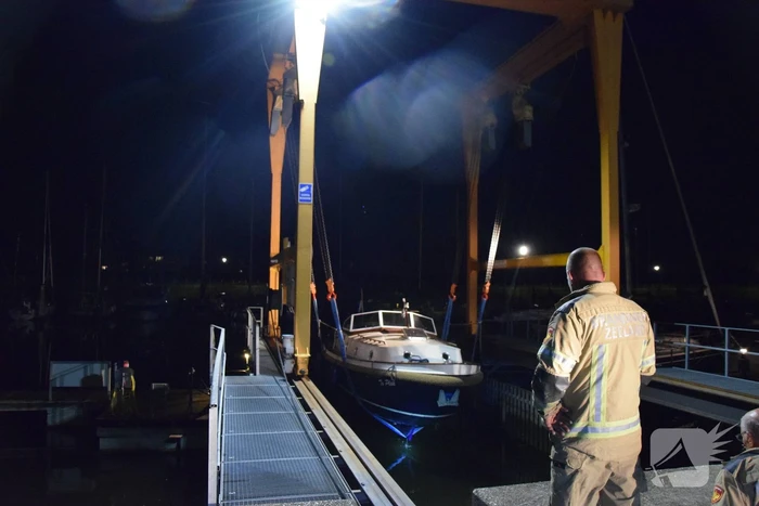 Brandweer doet onderzoek bij zinkende motorboot