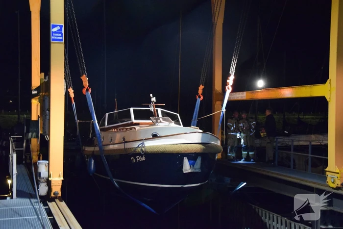 Brandweer doet onderzoek bij zinkende motorboot