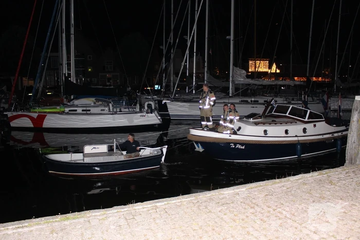 Brandweer doet onderzoek bij zinkende motorboot