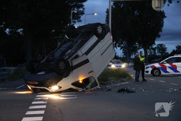 Bestelbus raakt ondersteboven door ongeval