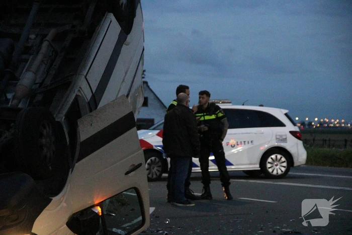 Bestelbus raakt ondersteboven door ongeval