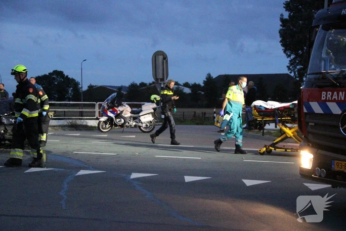 Bestelbus raakt ondersteboven door ongeval