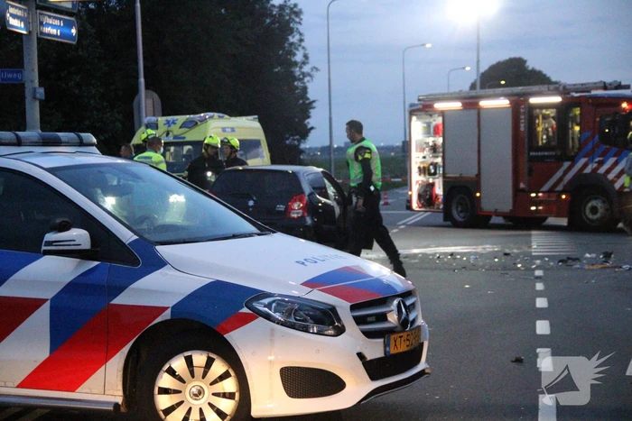 Bestelbus raakt ondersteboven door ongeval