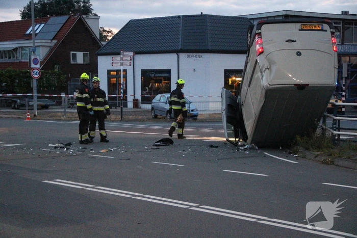 Bestelbus raakt ondersteboven door ongeval