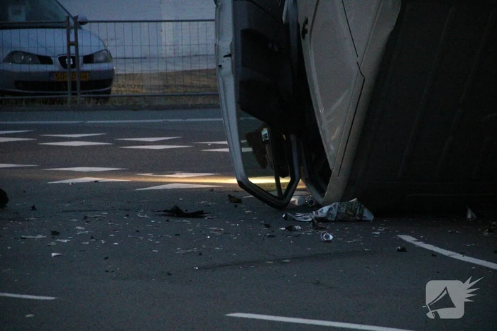 Bestelbus raakt ondersteboven door ongeval