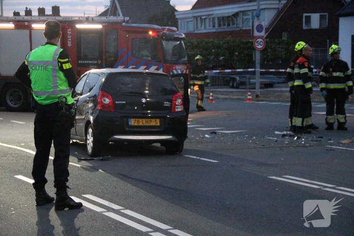 Bestelbus raakt ondersteboven door ongeval