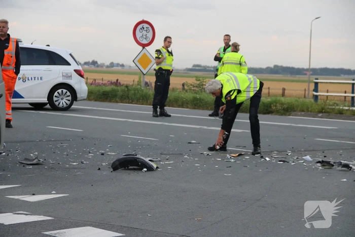 Bestelbus raakt ondersteboven door ongeval