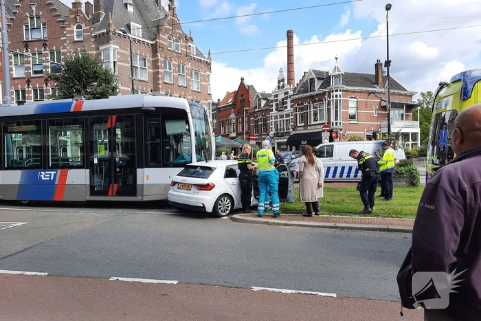 Botsing tussen tram en auto in Delfshaven