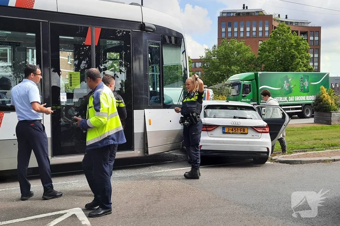 Botsing tussen tram en auto in Delfshaven