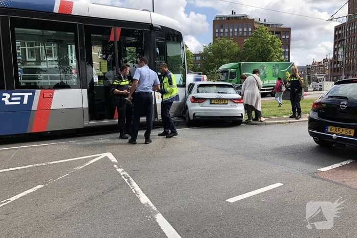 Botsing tussen tram en auto in Delfshaven