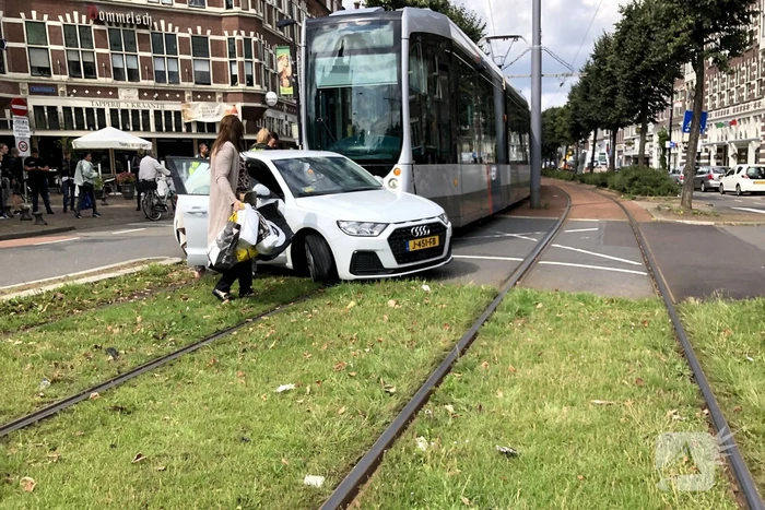 Botsing tussen tram en auto in Delfshaven