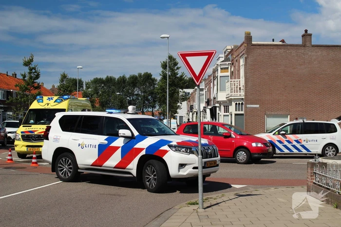 Scooter en auto botsen hard op elkaar