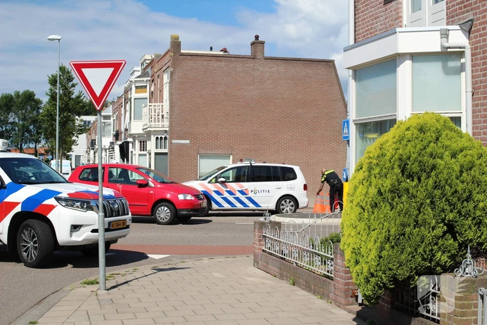 Scooter en auto botsen hard op elkaar