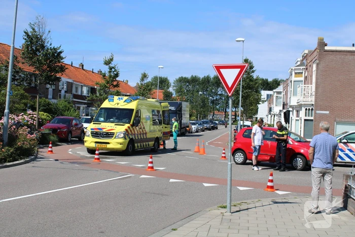 Scooter en auto botsen hard op elkaar