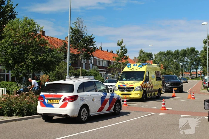 Scooter en auto botsen hard op elkaar