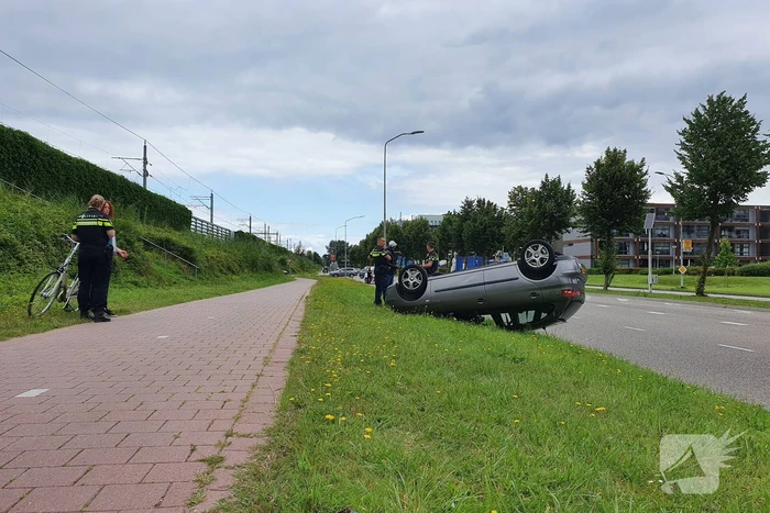 Auto belandt op de kop