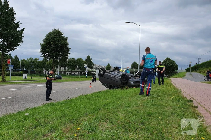 Auto belandt op de kop