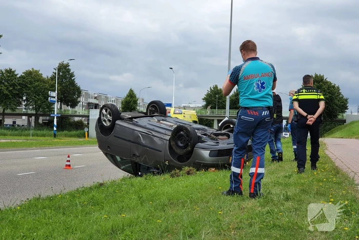 Auto belandt op de kop
