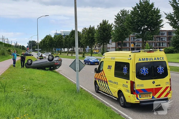 Auto belandt op de kop