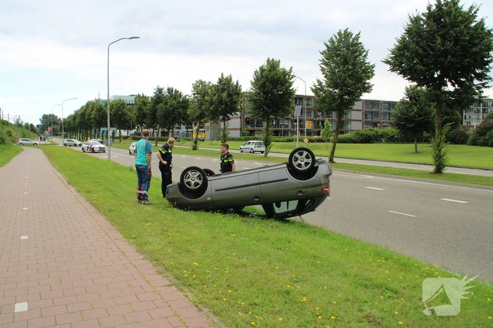 Auto belandt op de kop