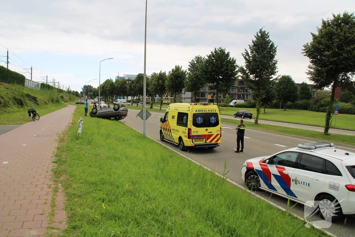 Auto belandt op de kop
