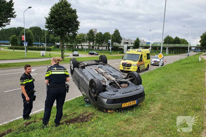 Auto belandt op de kop