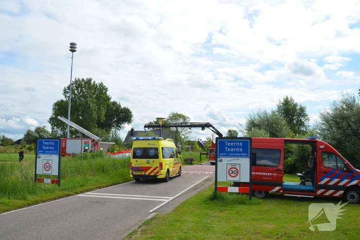 Auto schiet van de weg en belandt ondersteboven in het water