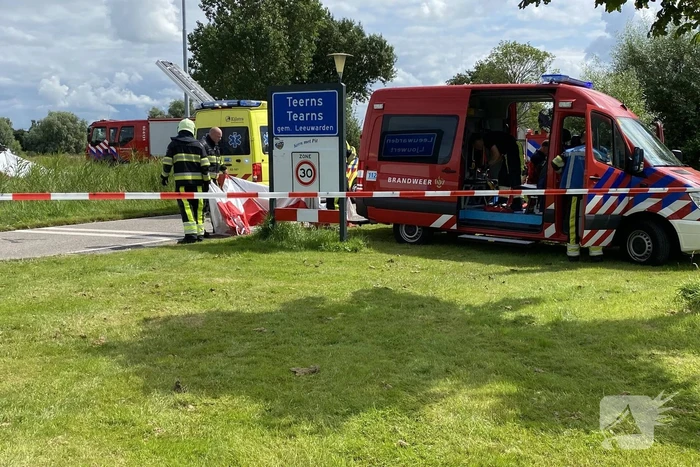 Auto schiet van de weg en belandt ondersteboven in het water