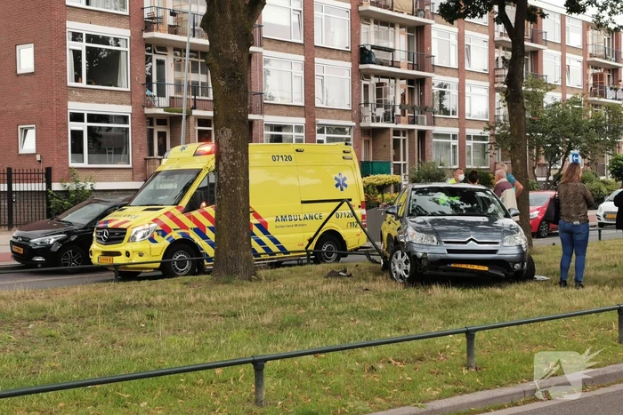 Bestuurder rijdt parkeer versperring aan diggelen
