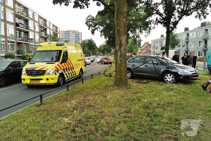 Bestuurder rijdt parkeer versperring aan diggelen