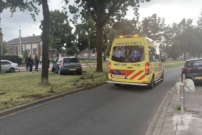 Bestuurder rijdt parkeer versperring aan diggelen
