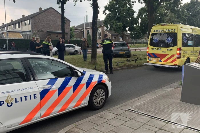 Bestuurder rijdt parkeer versperring aan diggelen
