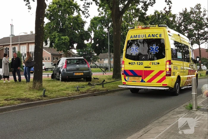Bestuurder rijdt parkeer versperring aan diggelen