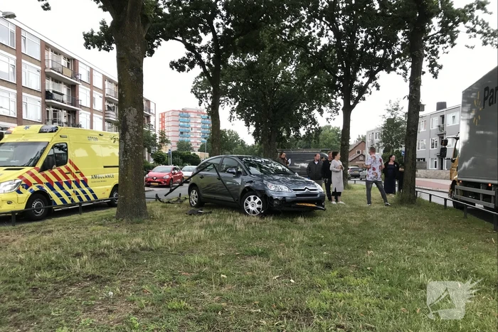 Bestuurder rijdt parkeer versperring aan diggelen